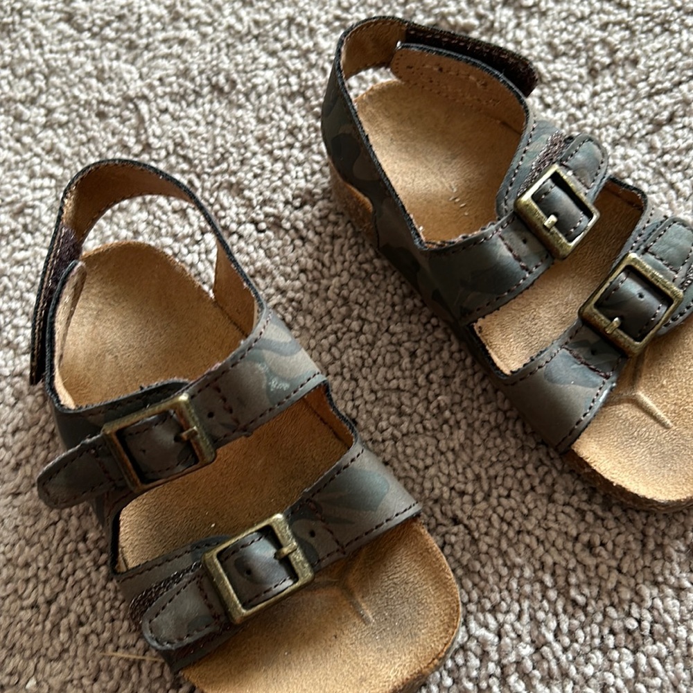 Boys size 8 camo Velcro sandals